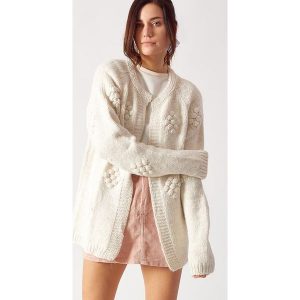 Kardigan w kolorze beżowym. Brązowe kardigany marki Robin. W wyprzedaży za 239,95 zł.