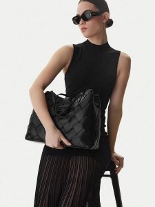 Just Cavalli Torebka 80RA4BM2 ZSD88 Czarny. Czarne torebki klasyczne Just Cavalli, bez wzorów, ze skóry, bez dodatków. Za 672,99 zł.