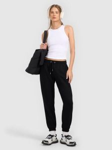 4F Spodnie dresowe joggery damskie - czarne L. Czarne spodnie dresowe 4f, l, bez wzorów, z dresówki. Za 129,99 zł.