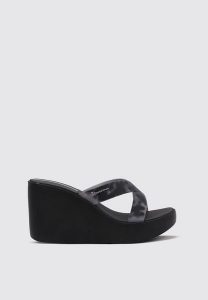 Klapki dla kobiet Ipanema HIGH FASHION SLIDE. Czarne klapki Ipanema, bez wzorów, z gumy, bez obcasa, na koturnie. Za 149,00 zł.