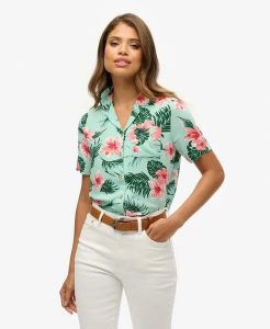 Superdry Koszula Beach Resort z 100% wiskozy z nadrukiem – Luna Rose Mint. Zielone koszule Superdry, bez wzorów, z wiskozy, bez kołnierzyka, bez ramiączek. Za 215,10 zł.