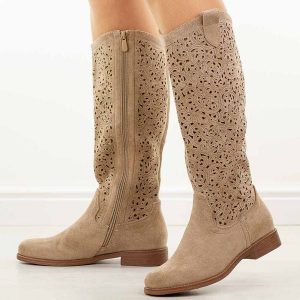 Beżowe ażurowe kozaki damskie S.Barski 8023. Brązowe kozaki S.BARSKI, na jesień, w ażurowe wzory, z zamszu, bez obcasa, na obcasie, bez zapięcia. Za 269,00 zł.