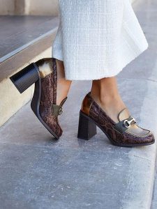 Bellucci Czółenka w kolorze jasnobrązowym rozmiar: 38. Brązowe czółenka Bellucci, bez wzorów, z okrągłym noskiem, bez obcasa, bez zapięcia. Za 108,49 zł.