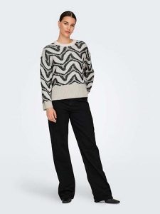 ONLY Sweter w kolorze czarno-białym rozmiar: M. Białe swetry oversize ONLY, m, bez wzorów, ze splotem, bez ramiączek. Za 83,42 zł.
