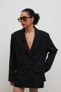 Marynarka z marszczeniem w kolorze TOTALLY BLACK - ROCHELLE-S/M. Czarne marynarki i żakiety Marsala, m, bez wzorów, z bawełny, eleganckie. Za 599,90 zł.
