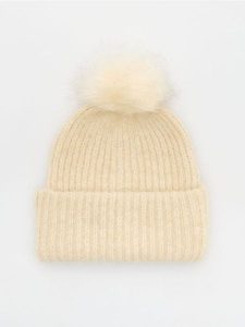 Czapka beanie z pomponem - złamana biel. Czapki Reserved, bez wzorów. W wyprzedaży za 17,99 zł.