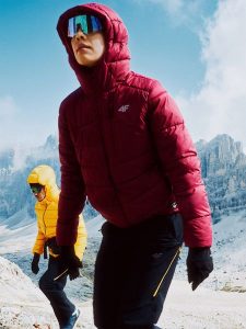 4F Kurtka puchowa trekkingowa z wypełnieniem Primaloft Silver damska - burgundowa S. Czerwone kurtki 4f, s, bez wzorów, z materiału, bez kaptura. Za 499,99 zł.