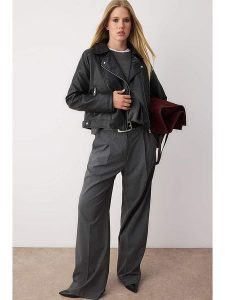 Trendyol Kurtka w kolorze czarnym ze skóry syntetycznej rozmiar: L. Czarne kurtki Trendyol, l, bez wzorów, ze skóry, bez kaptura. Za 109,26 zł.