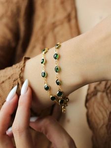 Pierres delicates Pozłacana bransoletka z kryształami rozmiar: onesize. Zielone bransoletki Pierres delicates, z kryształem, pozłacane. Za 39,99 zł.