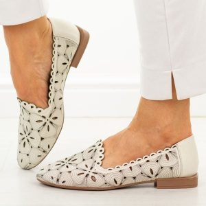 Beżowe skórzane ażurowe półbuty damskie Filippo Dp7709/26. Brązowe półbuty Filippo, na lato, w ażurowe wzory, z jeansu, z okrągłym noskiem, bez obcasa, na płaskiej podeszwie, bez zapięcia. Za 219,00 zł.