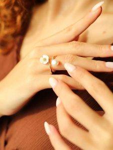 Pierres delicates Pozłacany pierścionek z perłą rozmiar: onesize. Białe pierścionki Pierres delicates, z perłą, pozłacane. Za 69,99 zł.