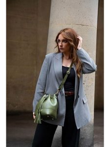 Victor & Hugo Paris Skórzana torebka "Mini Livy" w kolorze khaki - 18 x 21,5 x 11 cm rozmiar: onesize. Brązowe torebki klasyczne Victor & Hugo Paris, bez wzorów, z materiału, przez ramię, bez dodatków. Za 302,35 zł.