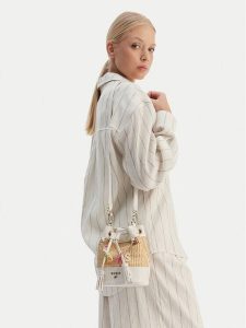 Guess Torebka J6GZ19 WH860 Beżowy. Brązowe torebki klasyczne Guess, z aplikacjami, z syntetyku, bez dodatków. Za 295,99 zł.