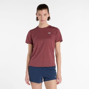Koszulka damska New Balance WT41253WUR – bordowa. Czerwone bluzki New Balance, xs, bez wzorów, z materiału, sportowe, bez kołnierzyka, bez ramiączek. Za 199,99 zł.