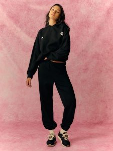 4F Spodnie dresowe joggery damskie - czarne S. Czarne spodnie dresowe 4f, s, bez wzorów, z dresówki. Za 149,99 zł.