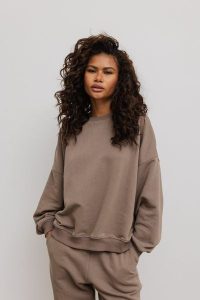 Bluza damska o kroju regular fit w kolorze GRAY TAUPE- PHENIX. Szare bluzy Marsala, uniwersalny, bez wzorów, z bawełny, bez kaptura. Za 279,90 zł.