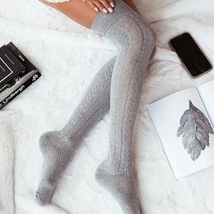 Szare ażurowe zakolanówki z warkoczem 223. Szare skarpetki Milena, w ażurowe wzory, z bawełny. Za 29,00 zł.