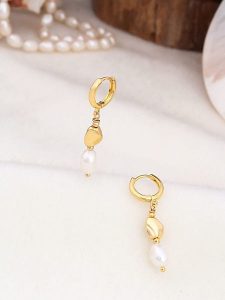 Pierres de Jade Pozłacane kolczyki z perłami rozmiar: onesize. Białe kolczyki Pierres de Jade, z perłą, pozłacane. Za 39,99 zł.