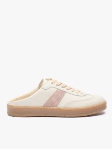 Kremowe sneakersy bez pięty. Brązowe czółenka Ryłko, bez wzorów, ze skóry, bez obcasa, na obcasie, bez zapięcia. Za 399,99 zł.