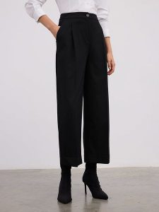 BGN Spodnie w kolorze czarnym rozmiar: 36. Czarne spodnie z wysokim stanem BGN, bez wzorów, z materiału, z podwyższonym stanem. Za 131,12 zł.