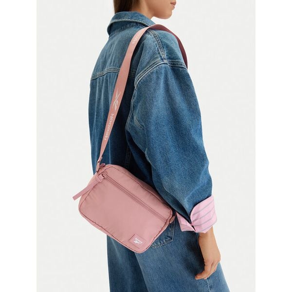 Torebka Reebok. Czerwone listonoszki Reebok, bez wzorów, bez dodatków. Za 69,99 zł.