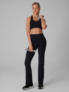 4F Legginsy treningowe z rozszerzanymi nogawkami damskie - czarne M. Czarne legginsy 4f, bez wzorów, z podwyższonym stanem. Za 149,99 zł.