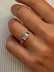 Les Petites Précieuses Pozłacany pierścionek z cyrkonią rozmiar: 58. Niebieskie pierścionki Les Petites Précieuses, z cyrkonią, pozłacane. Za 118,28 zł.