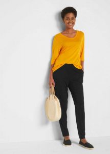 Spodnie z gumką w talii, high waist (2 pary). Czarne spodnie z wysokim stanem bonprix, bez wzorów, z wiskozy, z podwyższonym stanem. Za 129,99 zł.