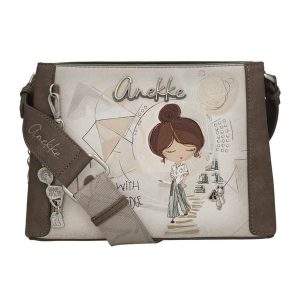 Torebka damska Anekke, na ramię z dekoracyjnym nadrukiem i metalowym logo zapinana na zamek z szerokim regulowanym paskiem oraz ozdobnym brelokiem, b. Brązowe torebki klasyczne Anekke, bez wzorów, na ramię, z nadrukiem, bez dodatków. Za 339,00 zł.