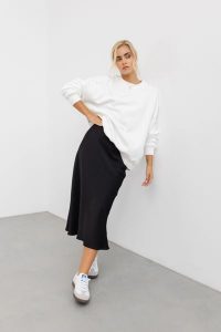 SATYNOWA SPÓDNICA JULIA CZARNA XS - Flawless. Czarne spódnice Flawless, uniwersalny, bez wzorów, z satyny, eleganckie, midi. Za 331,50 zł.