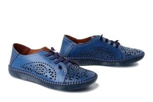 MANITU 840133-05 blau, półbuty damskie. Niebieskie półbuty Manitu, na lato, w ażurowe wzory, ze skóry, bez obcasa, bez zapięcia. Za 254,92 zł.