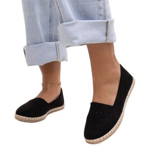 Czarne ażurowe espadryle Augusta. Czarne espadryle w ażurowe wzory, z materiału, bez obcasa. Za 85,50 zł.
