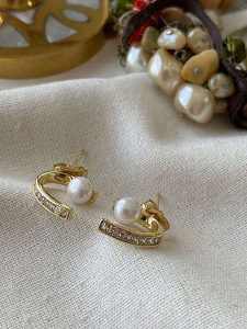 Luseera Pozłacane kolczyki-wkrętki z cyrkoniami rozmiar: onesize. Żółte kolczyki Luseera, z cyrkonią, pozłacane. Za 43,99 zł.