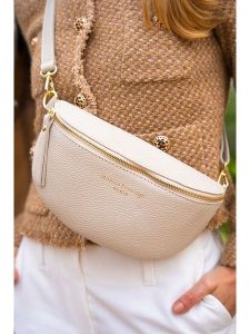 Maison héritage PARIS Skórzana saszetka "Kimi" w kolorze kremowym - 28 x 15 x 5 cm rozmiar: onesize. Brązowe nerki i saszetki Maison héritage PARIS, bez wzorów, z materiału. Za 266,66 zł.