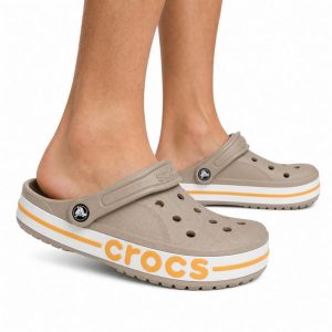 Klapki chodaki sportowe Crocs BAYABAND CLOG. Brązowe klapki Crocs, bez wzorów, z materiału, bez obcasa. Za 219,00 zł.