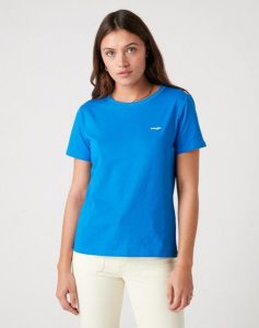 DAMSKI T-SHIRT WRANGLER SIGN OFF TEE STRONG BLUE W7Q0-D3-X2V 112132068. Niebieskie t-shirty Wrangler, s, bez wzorów, bez kołnierzyka, bez ramiączek. Za 69,99 zł.