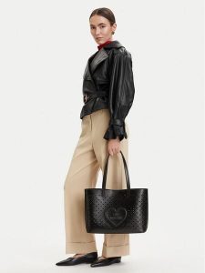 LOVE MOSCHINO Torebka JC4289PP0OKK0000 Czarny. Czarne torebki klasyczne LOVE MOSCHINO, bez wzorów, ze skóry, bez dodatków. Za 616,99 zł.