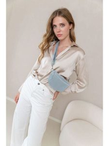 Anna Morellini Skórzana saszetka "Agnese" w kolorze błękitnym - 23 x 15 x 1 cm rozmiar: onesize. Niebieskie nerki i saszetki Anna Morellini, bez wzorów, z materiału. Za 173,99 zł.