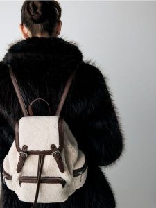 Plecak ze sztucznego baranka - kremowy. Białe plecaki Reserved. W wyprzedaży za 79,99 zł.