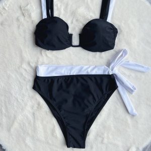 Bikini z kokardkami i wysokimi figami na lato Ondine. Czarne bikini Intica, bez wzorów, z materiału. Za 159,00 zł.