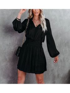 Milan Kiss Sukienka w kolorze czarnym rozmiar: M. Czarne sukienki Milan Kiss, na co dzień, m, bez wzorów, bez kołnierzyka, bez ramiączek, mini, proste. Za 165,99 zł.