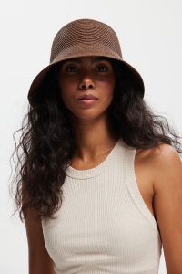 KAPELUSZ BUCKET RETRO BRĄZOWY One size - Flawless. Brązowe kapelusze Flawless, bez wzorów, eleganckie. Za 210,00 zł.
