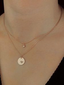 Les Petites Précieuses Pozłacany naszyjnik z zawieszką - dł. 39 cm rozmiar: onesize. Czerwone naszyjniki Les Petites Précieuses, pozłacane. Za 159,95 zł.