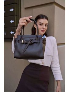 Lucky Bees Torebka w kolorze czarnym - 23 x 21 x 13 cm rozmiar: onesize. Czarne torebki klasyczne Lucky Bees, bez wzorów, z materiału, przez ramię, bez dodatków. Za 183,15 zł.