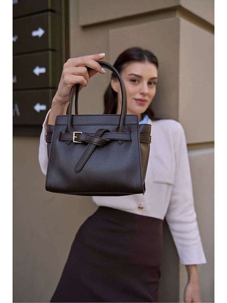 Lucky Bees Torebka w kolorze ciemnobrązowym - 23 x 21 x 13 cm rozmiar: onesize. Brązowe torebki klasyczne Lucky Bees, bez wzorów, z materiału, przez ramię, bez dodatków. Za 152,62 zł.