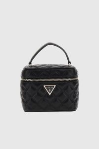 GUESS Czarna torebka damska Giully. Czarne kuferki Guess, z aplikacjami, ze skóry ekologicznej, bez dodatków. W wyprzedaży za 420,99 zł.