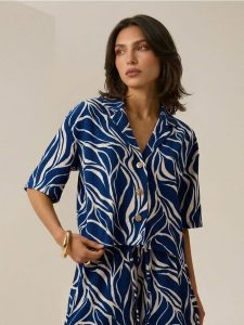 Koszula z krótkim rękawem z motywem roślinnym - wielobarwny. Koszule Sinsay, l, bez wzorów, bez kołnierzyka, bez ramiączek. Za 35,99 zł.