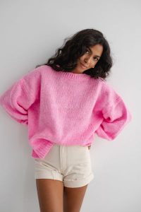 Sweter oversize z bufiastym rękawem NEON PINK - RIVERO-UNI. Różowe golfy Marsala, na lato, bez wzorów, z wełny, bez ramiączek. Za 249,90 zł.