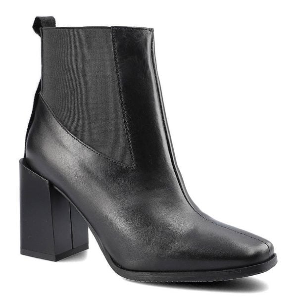 Botki damskie Karino, naturalna skóra licowa z elastyczną wstawką po boku cholewki oraz wysokim obcasem o geometrycznym kształcie, czarny, 3552-076-F. Czarne botki Karino, bez wzorów, ze skóry, bez obcasa, na obcasie, bez zapięcia. Za 258,30 zł.