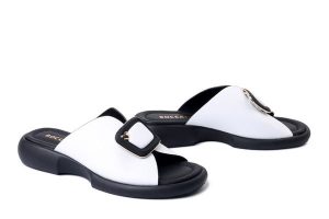 BOCCATO 0450-005 white, klapki damskie. Białe klapki Boccato, bez wzorów, ze skóry, bez obcasa, na obcasie. Za 242,17 zł.